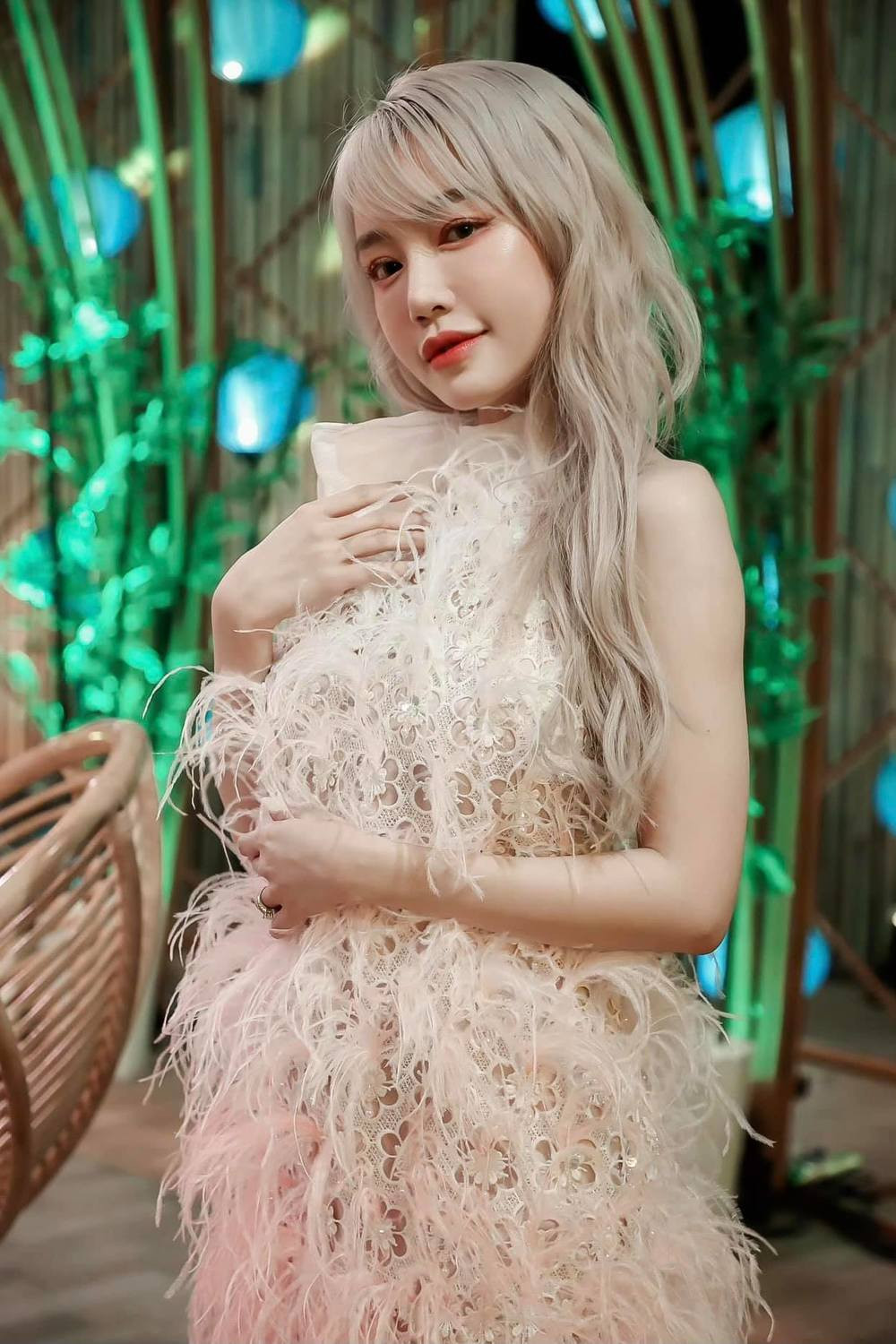 Dù đã làm mẹ hai con, thế nhưng Elly Trần trông vẫn trẻ trung, sở hữu "núi đôi" căng tròn mà bất kỳ cô nàng nào cũng ao ước.