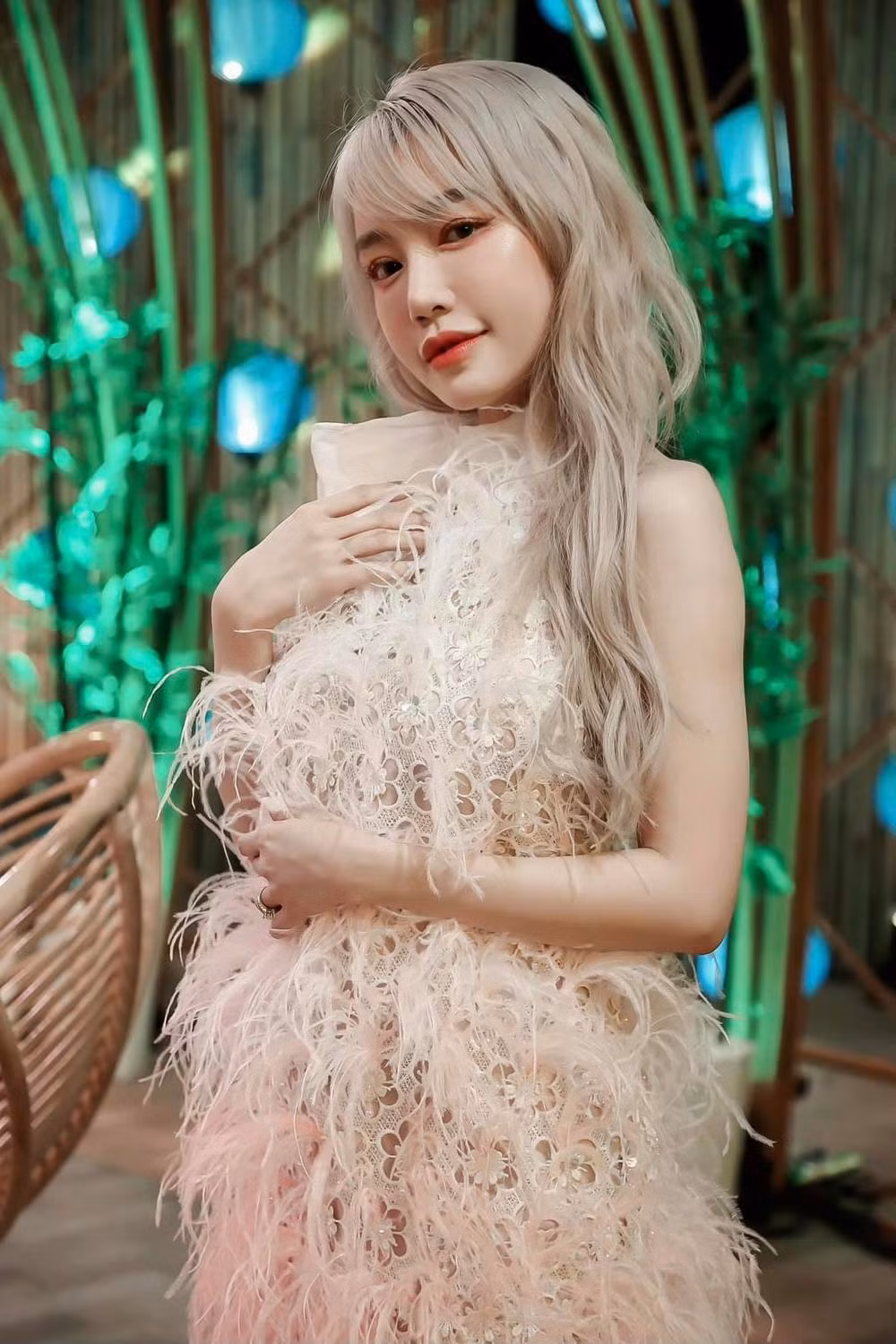 Dù đã làm mẹ hai con, thế nhưng Elly Trần trông vẫn trẻ trung, sở hữu "núi đôi" căng tròn mà bất kỳ cô nàng nào cũng ao ước.