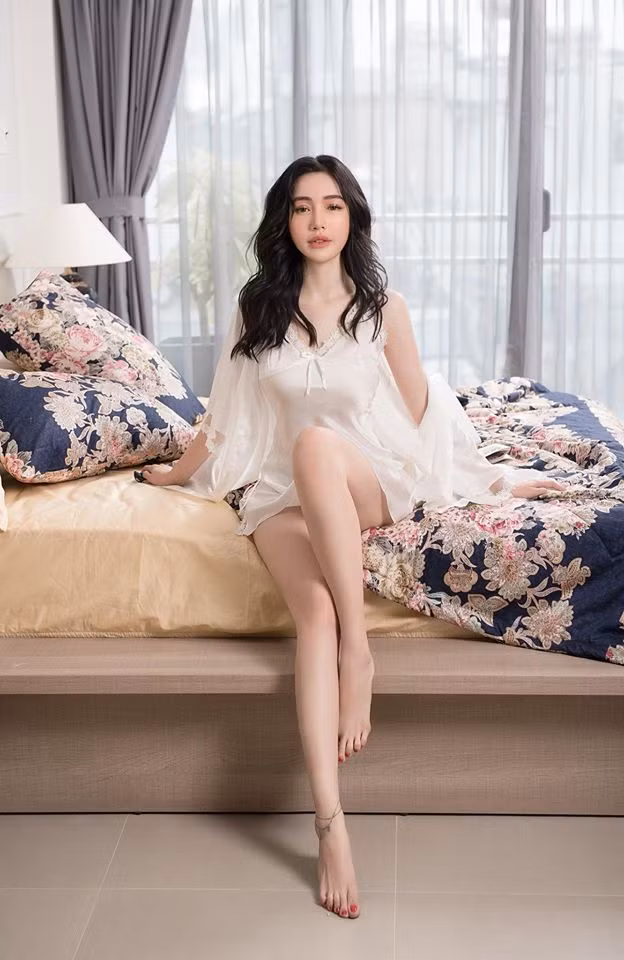 Không chỉ thường xuyên chia sẻ những hình ảnh khoe dáng vẻ nóng bỏng, Elly Trần cũng không ít lần chia sẻ ảnh của hai nhóc tỳ Cadie Mộc Trà và Aflie Túc Mạch.