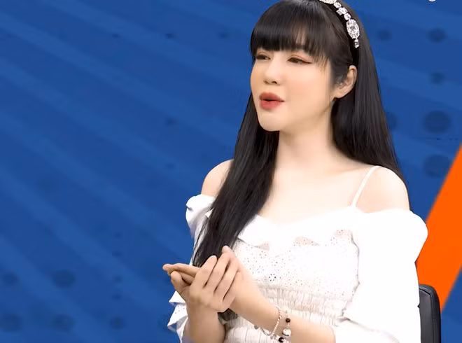 Thế nhưng không phải câu thơ ngọt lịm, netizen lại chú ý một chi tiết khác trong bức ảnh được mẹ bỉm sữa chia sẻ. Đó chính là "cặp tuyết lê" trĩu nặng.