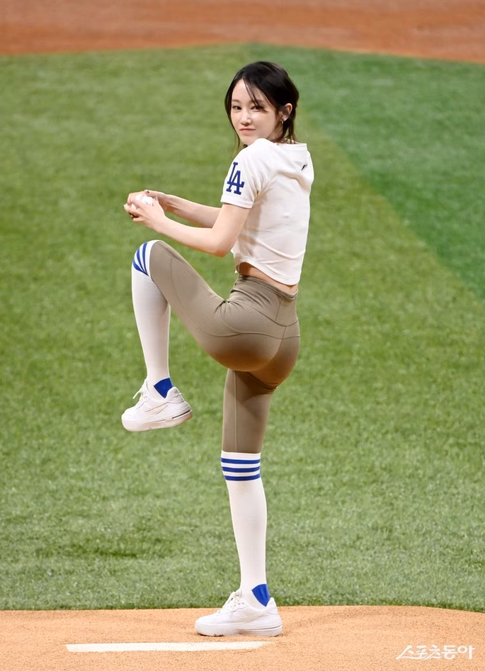 Trang phục của Jun Jong Seo gợi nhớ đến thời trang của Clara, người khởi xướng phong trào "legging first pitch" năm 2013.