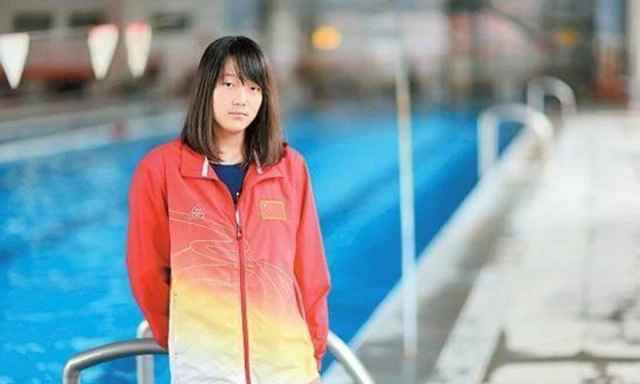 Hồng Diễm đã tự ti nhường nào khi nhìn thấy cơ thể lành lặn của những người xung quanh, còn cơ thể của cô bé khi tháo bỏ quả bóng rổ quen thuộc, để lộ một vết sẹo lớn ở phần mông.