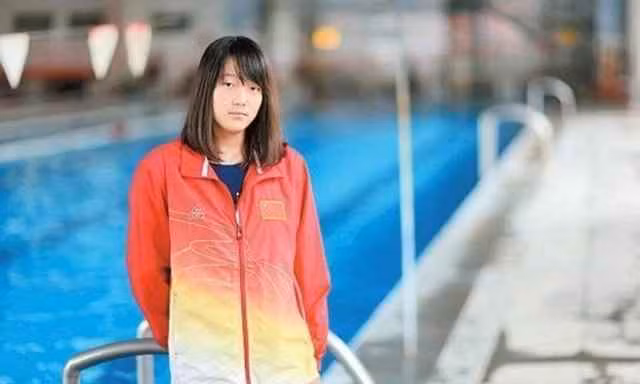 Hồng Diễm đã tự ti nhường nào khi nhìn thấy cơ thể lành lặn của những người xung quanh, còn cơ thể của cô bé khi tháo bỏ quả bóng rổ quen thuộc, để lộ một vết sẹo lớn ở phần mông.