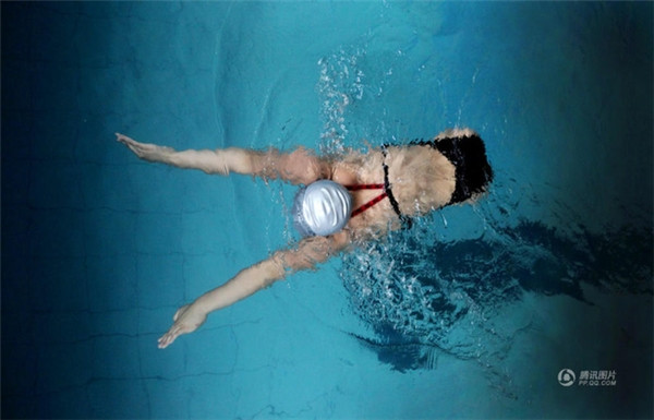 Năm 2013, một niềm vui lớn khác đã đến với cô bé khi cô được các bác sĩ ở Trung tâm Nghiên cứu Sức khoẻ Trung Quốc đã tiến hành lắp đôi chân giả mới giúp cho chiều cao của cô tăng lên tới 1,64m. Tuy nhiên, đối với một cô gái đã trải qua nhiều khó khăn như vậy, Hồng Diễm lo sợ bản thân không hợp với tình yêu.