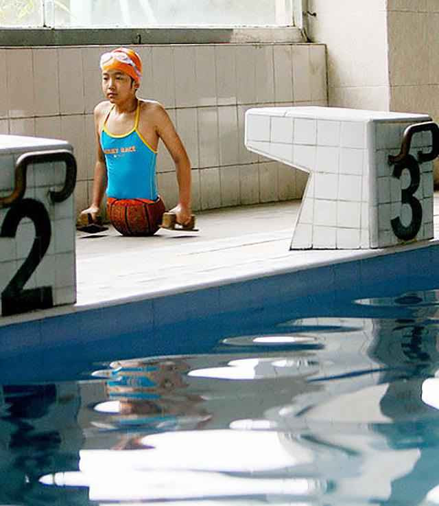 Hồng Diễm chăm chỉ tập luyện, mỗi ngày đều phải trải qua hàng loạt bài tập nặng với cường độ mạnh. Những người xung quanh cũng tiếp thêm cho cô nhiều năng lượng tích cực, lạc quan, đối đầu khó khăn.