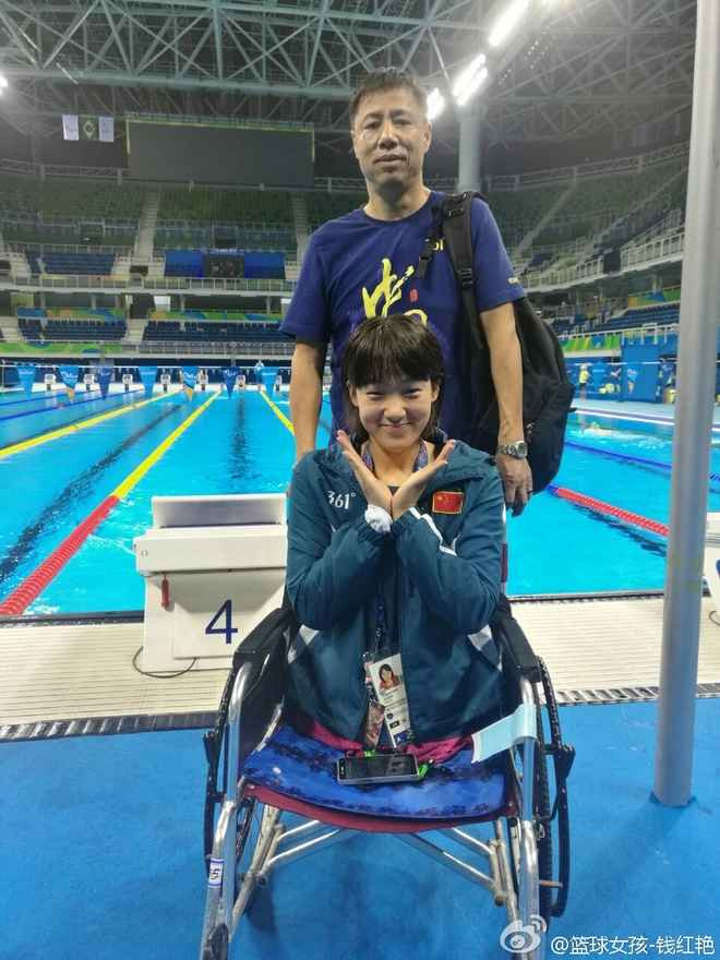 Lần đầu tiên xuống bể bơi, làm quen với nước, có lẽ Hồng Diễm không bao giờ quên được.