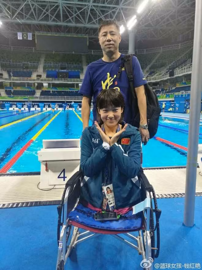 Lần đầu tiên xuống bể bơi, làm quen với nước, có lẽ Hồng Diễm không bao giờ quên được.