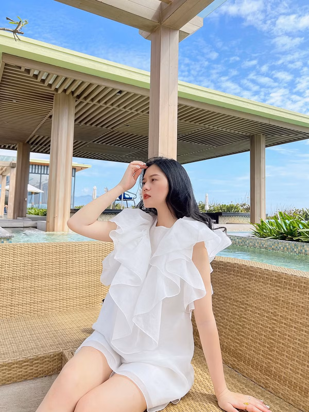 Những màn lên đồ ít khoe da thịt giúp vợ Thành Chung khoe khéo vóc dáng nóng bỏng nhưng không hở hang.