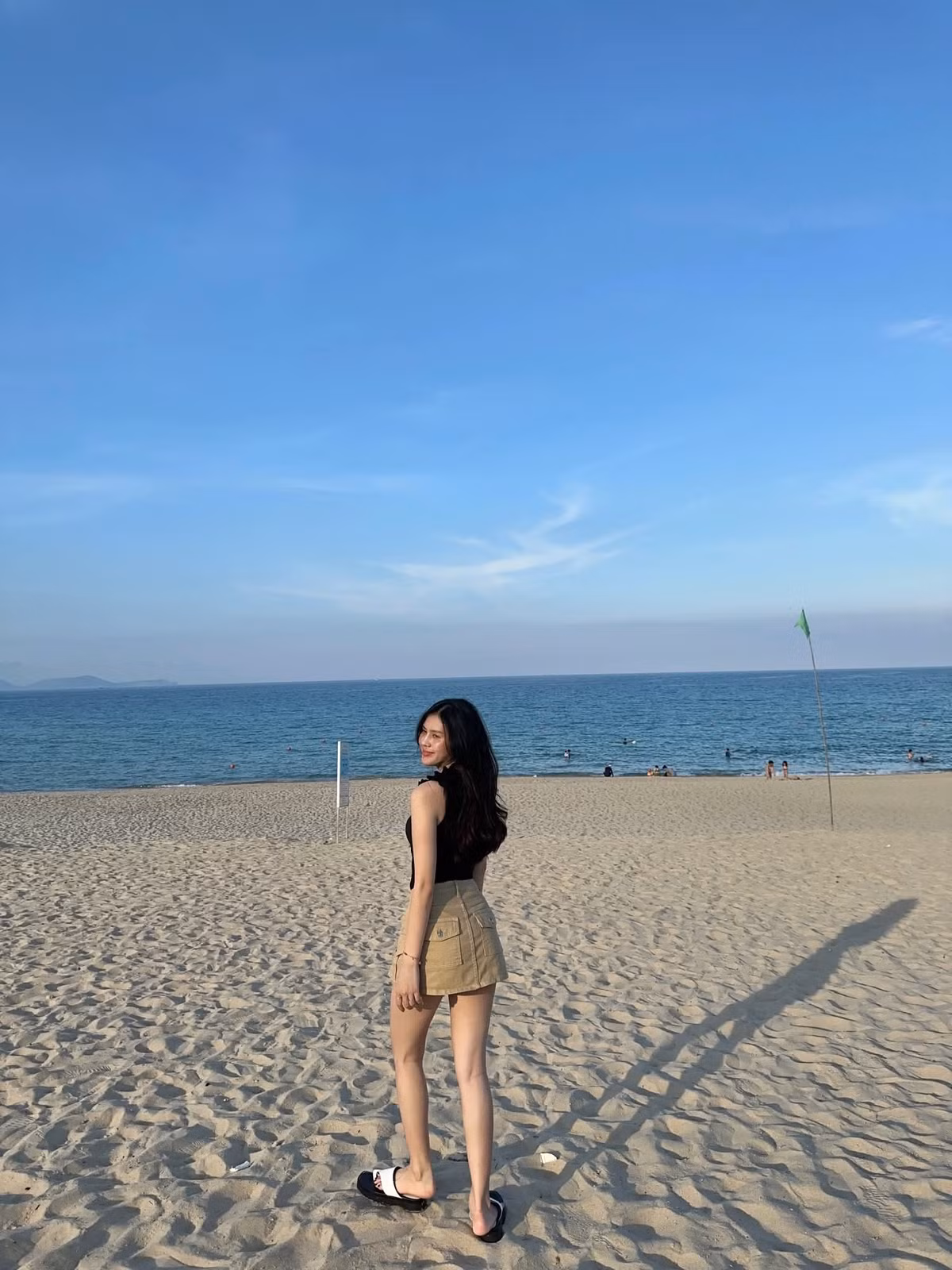 Tuy nhiên, vợ Thành Chung lại 'lột xác' đầy khác biệt khi đi biển. Tố Uyên ưa chuộng những thiết kế bikini, là sự hòa quyện giữa phong thái ngọt ngào và gợi cảm.