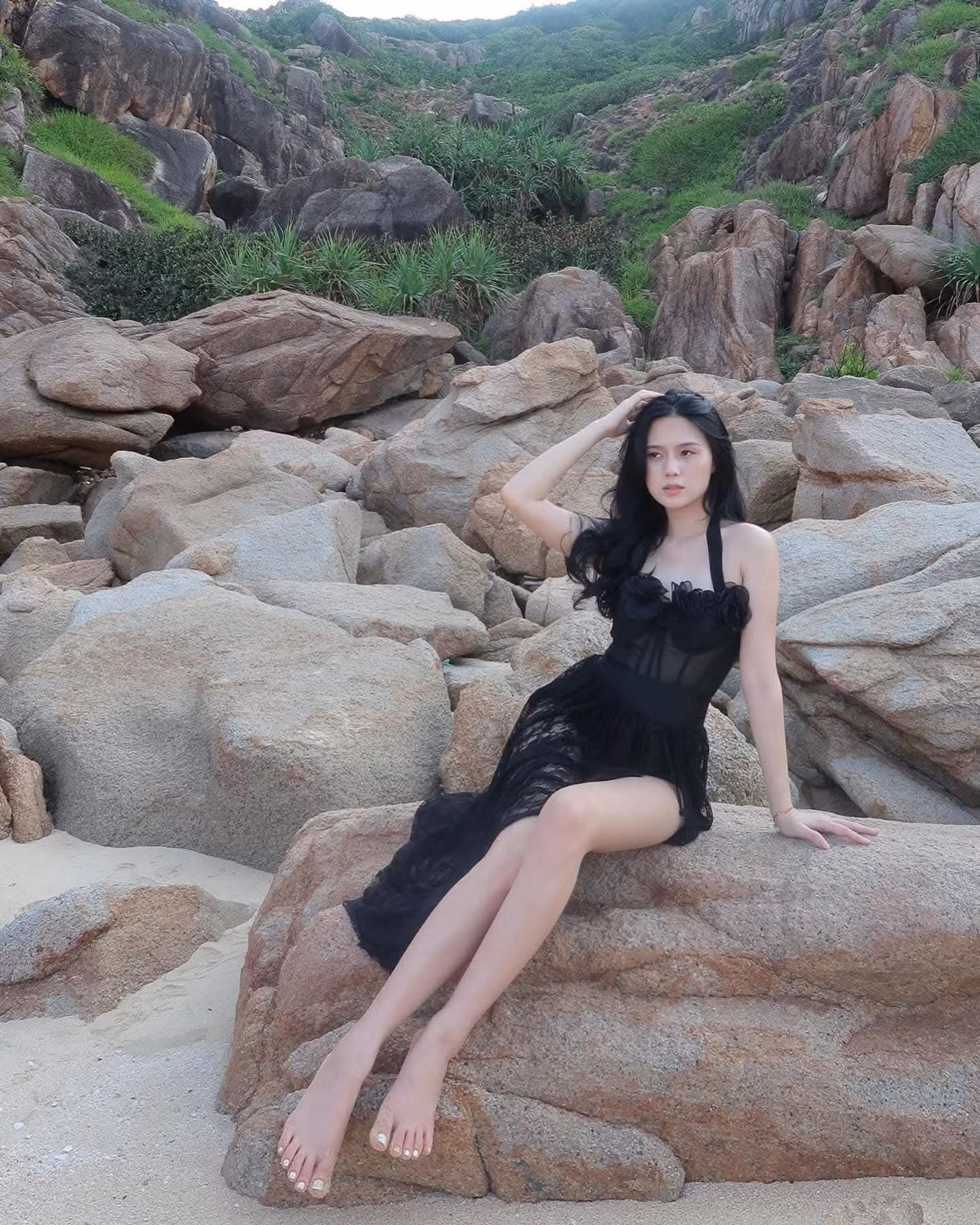 Tố Uyên - vợ trung vệ Thành Chung cũng có cách định hình phong cách thời trang mang nét tương đồng. Ở đời thường, nàng WAGs gắn liền với váy áo kín đáo, thanh lịch.