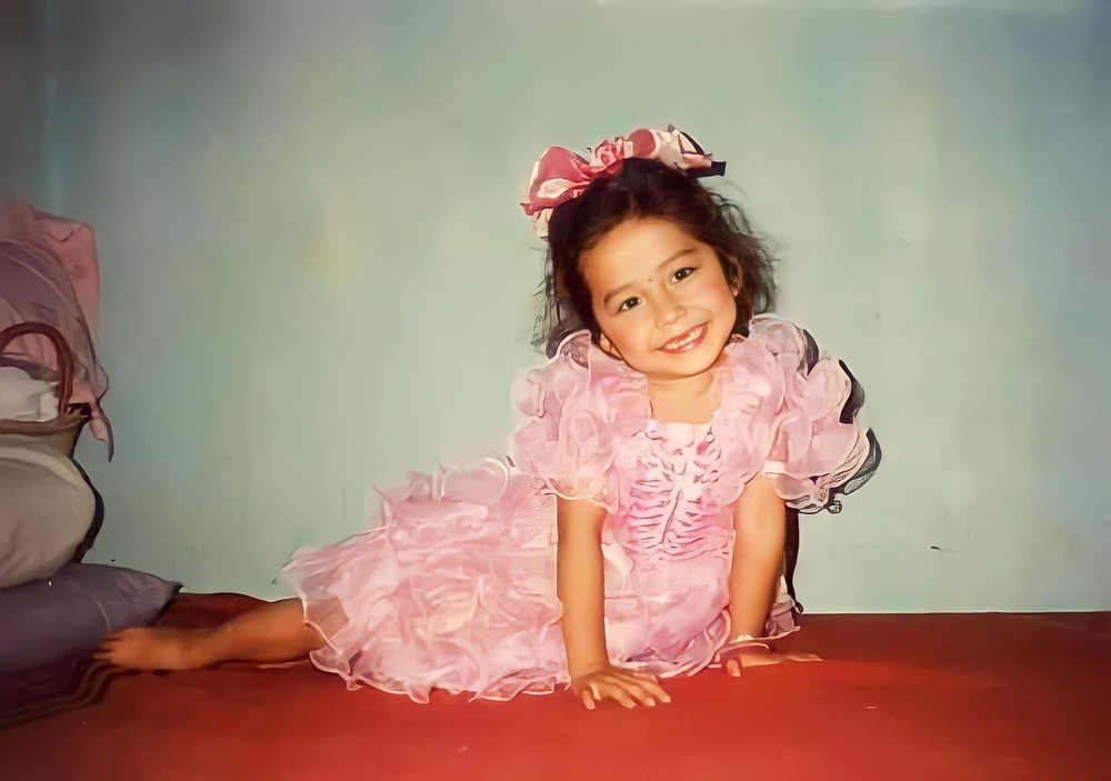 Nụ cười ngây ngô và cách tạo dáng như mẫu nhí của Anh Đào.