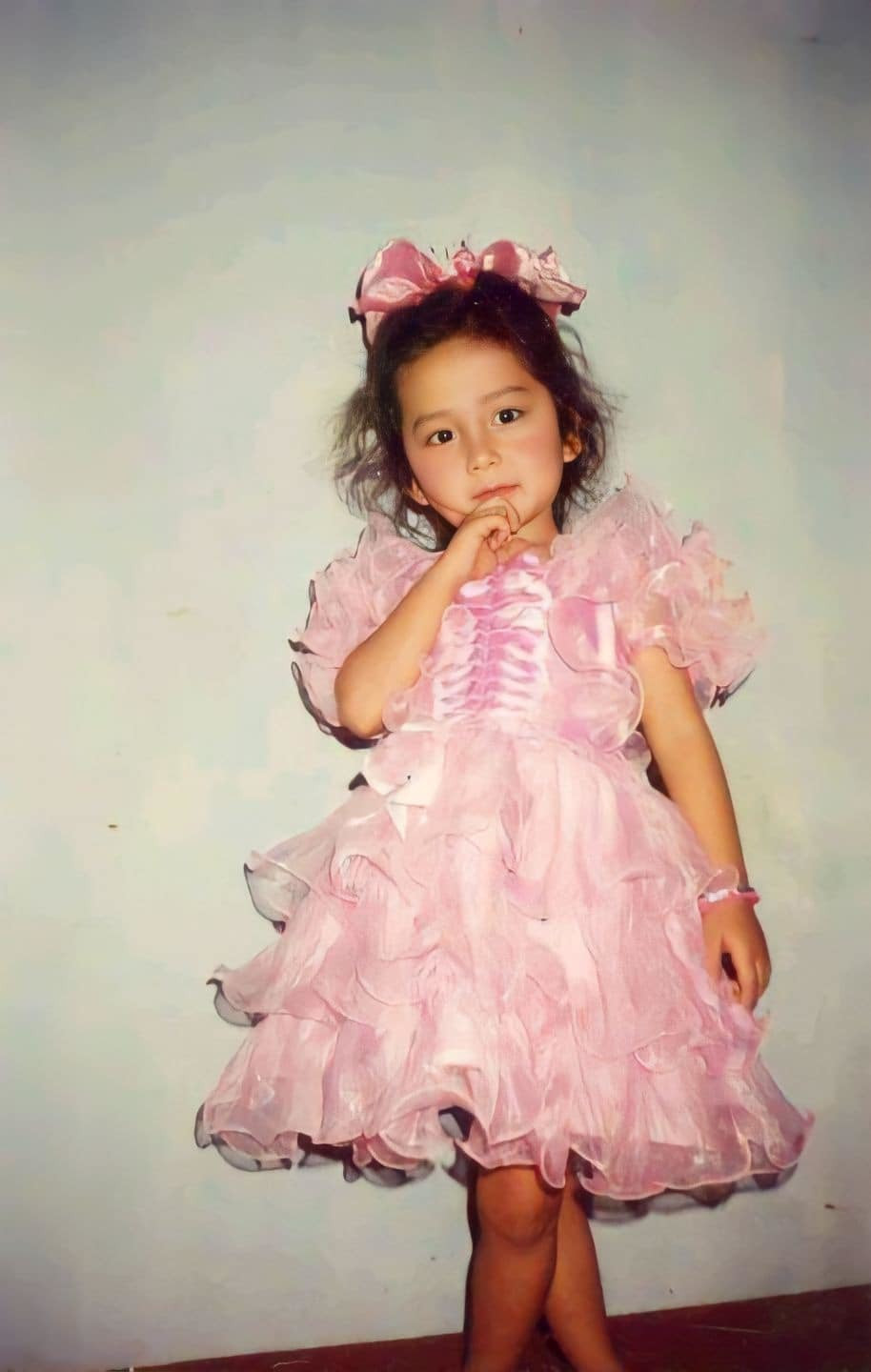 Gương mặt bụ bẫm hồi bé của nữ diễn viên Hạnh Cận trong phim Kính vạn hoa nhận được nhiều lời khen ngợi.