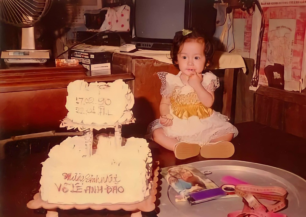 Trong một khoảnh khắc khác, Anh Đào đang mừng sinh nhật. Nữ diễn viên được bố mẹ chuẩn bị chiếc bánh kem 2 tầng, chứng tỏ gia đình có điều kiện, cưng chiều con gái.