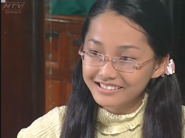 Thuở bé đã sở hữu nhan sắc đáng yêu, Anh Đào càng lớn càng thăng hạng về ngoại hình. Nữ diễn viên thời điểm tham gia vào làng giải trí có làn da ngăm nhưng gương mặt đầy thanh thoát, đôi mắt biểu cảm trước ống kính.