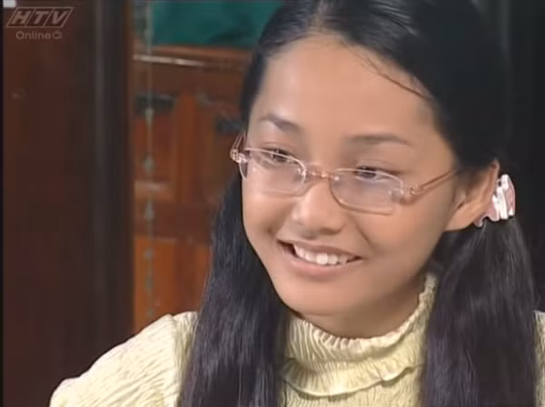 Thuở bé đã sở hữu nhan sắc đáng yêu, Anh Đào càng lớn càng thăng hạng về ngoại hình. Nữ diễn viên thời điểm tham gia vào làng giải trí có làn da ngăm nhưng gương mặt đầy thanh thoát, đôi mắt biểu cảm trước ống kính.