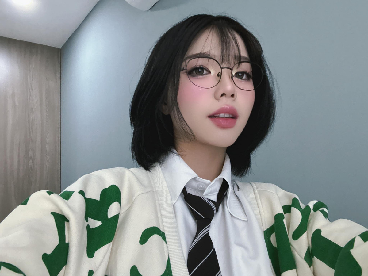 Remind từng tham gia khá nhiều giải đấu chuyên nghiệp dành cho nữ và đạt được nhiều thành tích như vô địch icafe Gò Vấp và vô địch giải nữ Kingdom Next Gen HCM. Ngay từ khi mới tiếp xúc với LMHT ở mùa 3, Remind đã cán mốc Bạch Kim 3 - mức rank cao hơn 50% người chơi ở máy chủ LMHT Việt Nam.