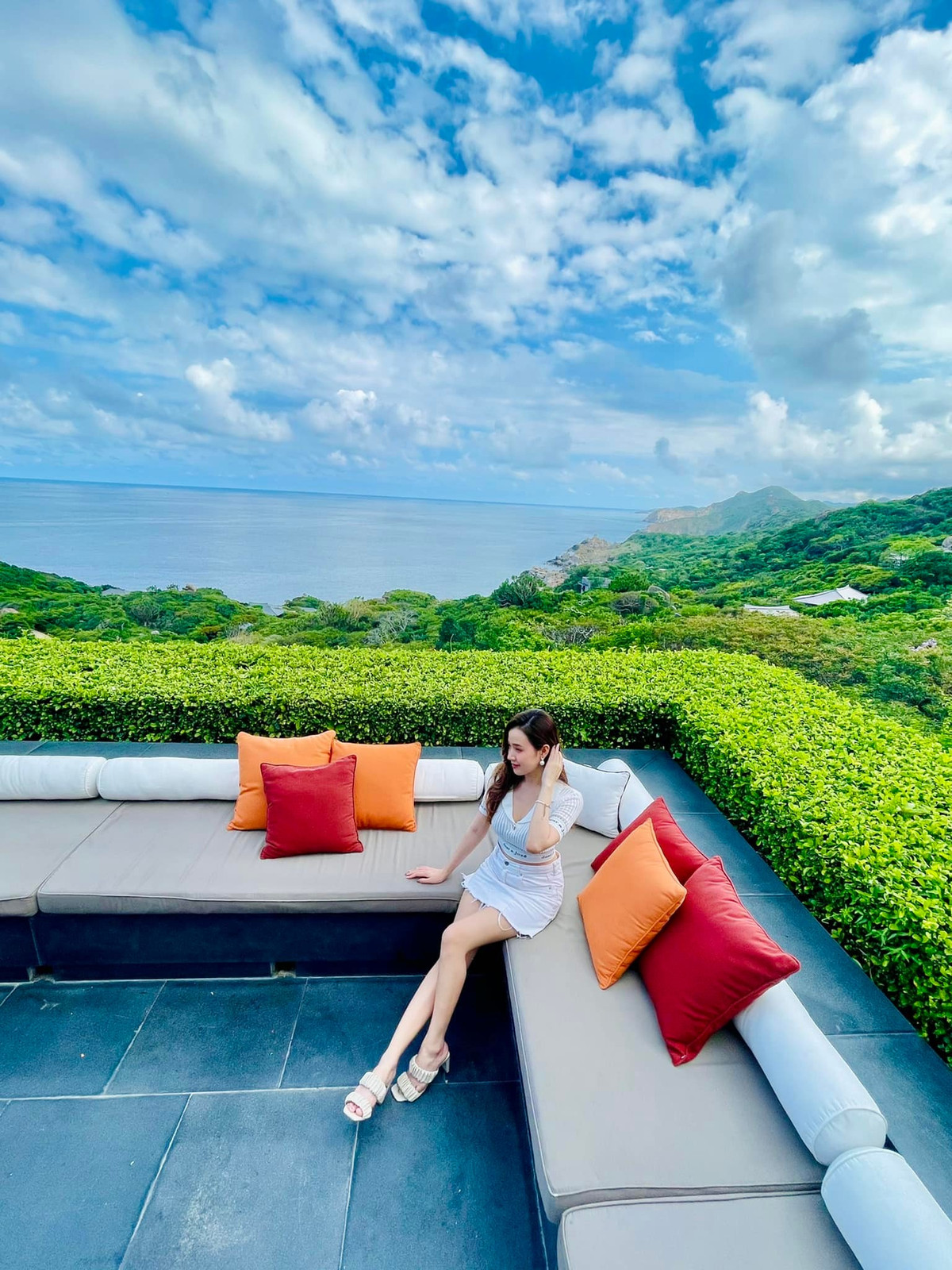 Nếu theo dõi trang cá nhân của Midu thời gian gần đây có thể thấy, cô nàng bắt đầu chuyển dịch sang phong cách quyến rũ, cắt xẻ táo bạo nhưng không đến nỗi quá lố.