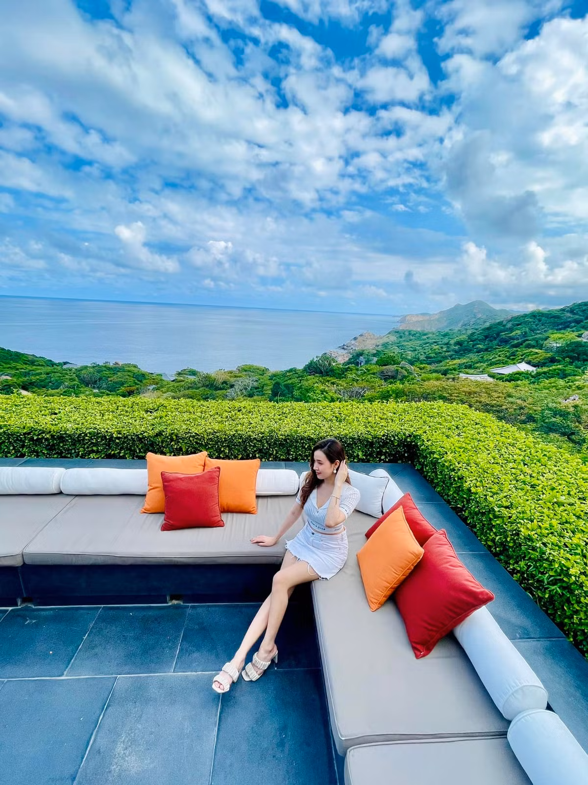 Nếu theo dõi trang cá nhân của Midu thời gian gần đây có thể thấy, cô nàng bắt đầu chuyển dịch sang phong cách quyến rũ, cắt xẻ táo bạo nhưng không đến nỗi quá lố.