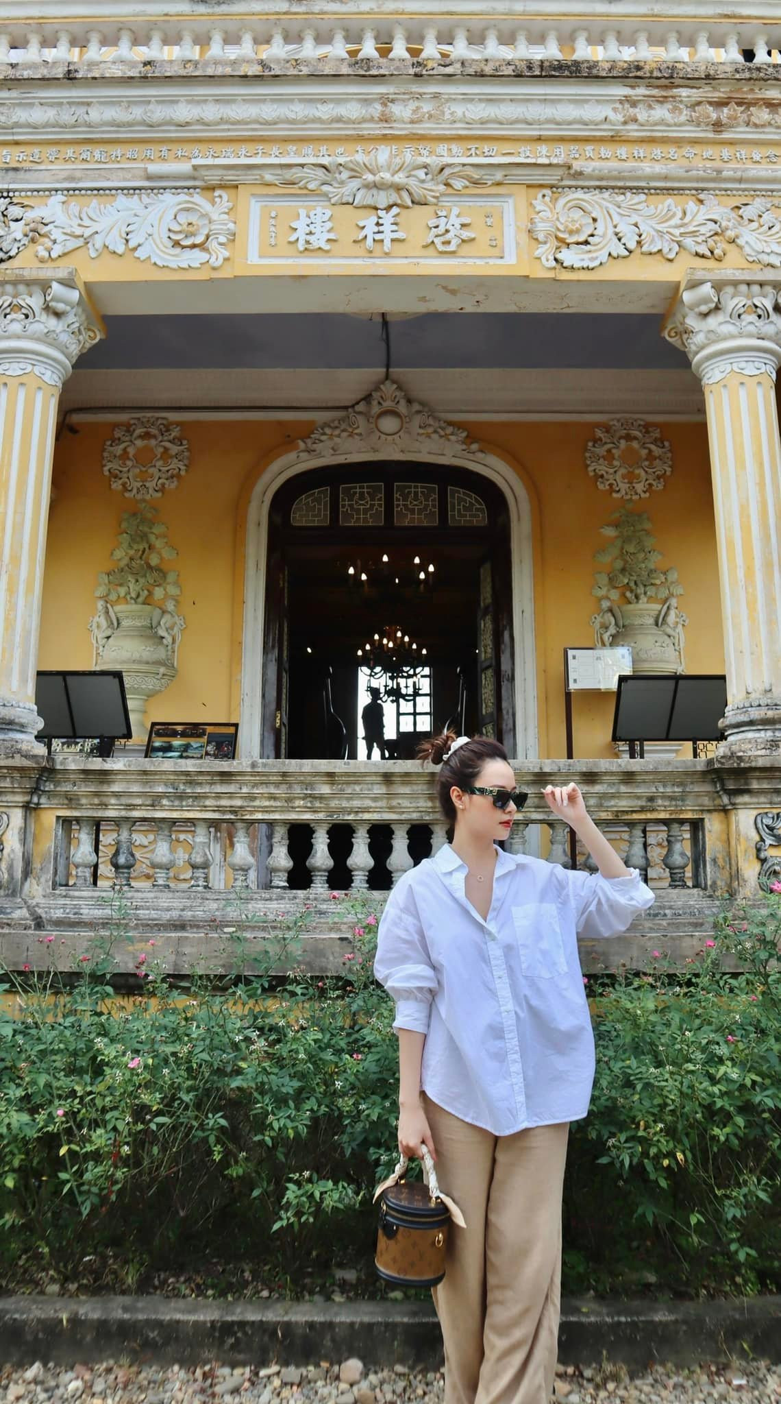 Hồi tháng 1, Midu khoe loạt ảnh để lộ xương ngực gầy gò. Cô nàng còn tiết lộ cân nặng là 40kg: "40kg với một số quan điểm có thể cho là quá ốm nhưng với mình chính là sự nỗ lực để hướng đến một cơ thể khoẻ mạnh, không mỡ thừa và năng lượng vận động tích cực. Mỗi người sẽ có một cột mốc tiêu chuẩn cái đẹp cho riêng mình"