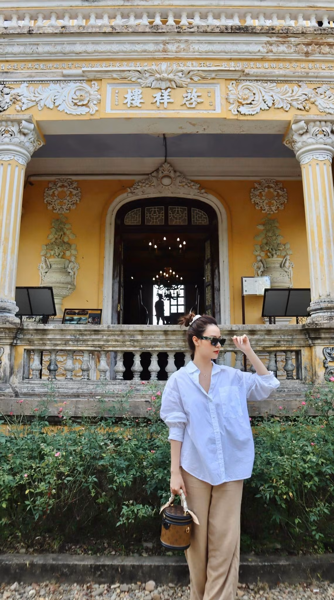 Hồi tháng 1, Midu khoe loạt ảnh để lộ xương ngực gầy gò. Cô nàng còn tiết lộ cân nặng là 40kg: "40kg với một số quan điểm có thể cho là quá ốm nhưng với mình chính là sự nỗ lực để hướng đến một cơ thể khoẻ mạnh, không mỡ thừa và năng lượng vận động tích cực. Mỗi người sẽ có một cột mốc tiêu chuẩn cái đẹp cho riêng mình"