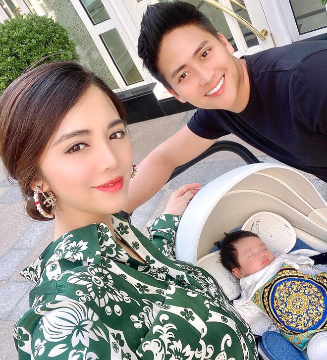 Claret Giang Lê chia sẻ bị ốm, không cầu kỳ, rườm rà, chồng cô nàng đơn giản là chuyển khoản gần như cùng lúc vào tài khoản vợ lần lượt các số tiền 450 triệu - 450 triệu và 100 triệu với nội dung chuyển khoản là lời chúc ngọt ngào, ví dụ như: "Chúc vợ yêu mau khỏe", "Chúc vợ luôn vui vẻ" hay "I love you 3000".