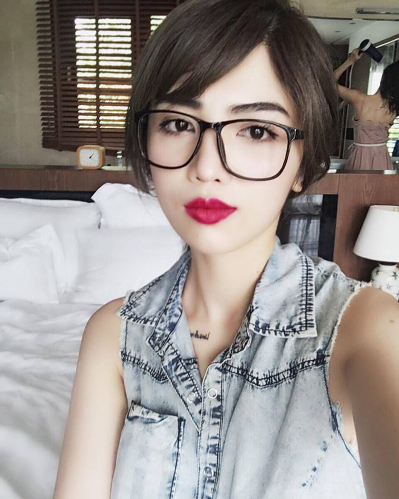 Xinh đẹp lại biết kinh doanh, Claret Giang Lê còn rất biết tận hưởng cuộc sống sang chảnh. Cô chủ yếu là check-in tại những địa điểm du lịch nổi tiếng, hiếm khi khoe thân và mặc táo bạo như nhiều hot girl mạng khác.