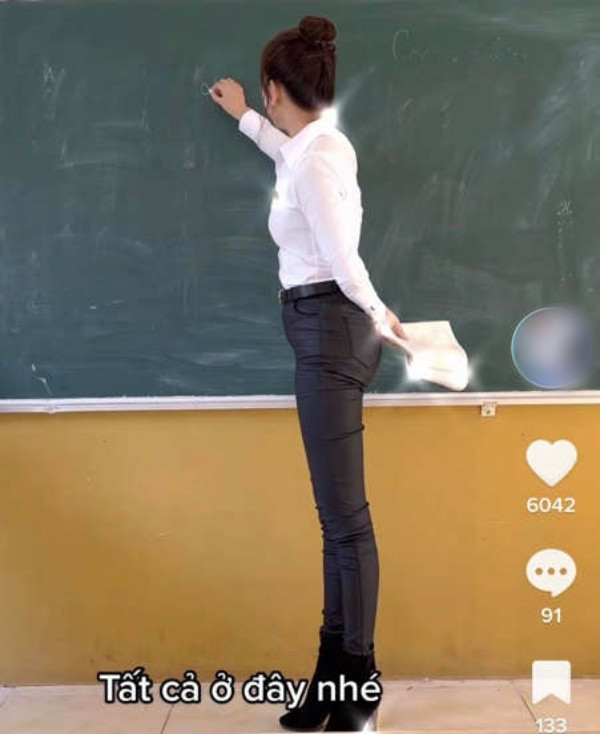 Xuất hiện trong những đoạn clip ngắn triệu view, cô giáo trẻ gây chú ý bởi phong cách ăn mặc công sở, tôn dáng đi dạy học.