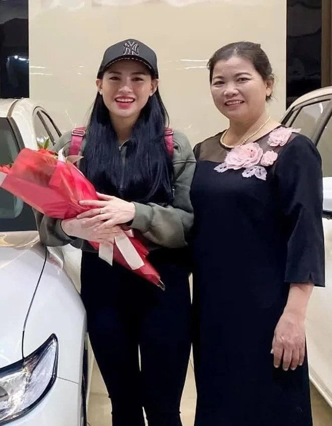 Dù đặt KPI cho con gái là phải có 3 em bé nhưng mẹ Hà Linh cũng không đặt áp lực bao giờ phải lấy chồng vì thấy công việc của con gái quá áp lực và bận rộn.