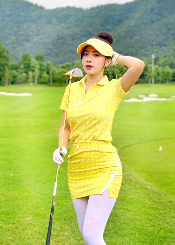 Không khó nhận ra gương mặt của Lan Phương phúng phính hơn nhiều. Cằm của cô nàng cũng không còn thon gọn như xưa.