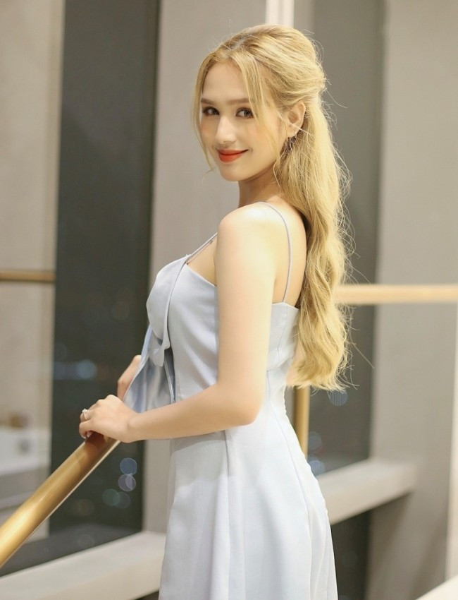 Xoài Non là cái tên không còn quá xa lạ với giới trẻ. Cô nàng sở hữu gương mặt lai Tây ấn tượng cùng thân hình vô cùng nóng bỏng.