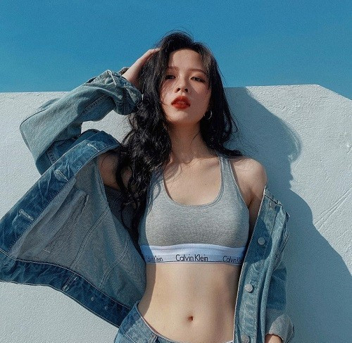 Ngọc Minh hay con được biết với biệt danh là hot girl Minh Ming hiện đang sinh sống tại Hà Nội. Cô nàng là hiện tượng mạng với lượng theo dõi khá khủng.