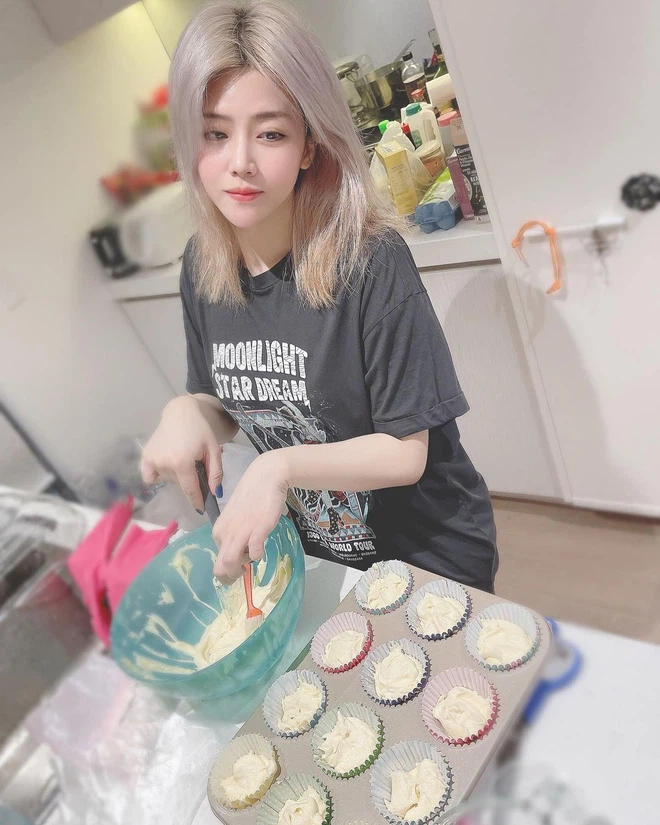 Ông Thoại Liên vốn thoải mái chia sẻ những khoảnh khắc đời thường nên nhìn ảnh mặt mộc, netizen cũng không quá bất ngờ.