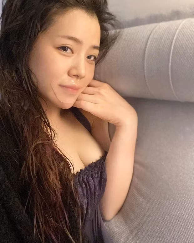 Ông Thoại Liên - em gái Ông Cao Thắng nhận được rất nhiều lời khen ngợi khi không trang điểm. Đặc biệt, làn da cực phẩm, không chút tì vết dù đã 31 tuổi của cô thực sự đáng ghen tị.