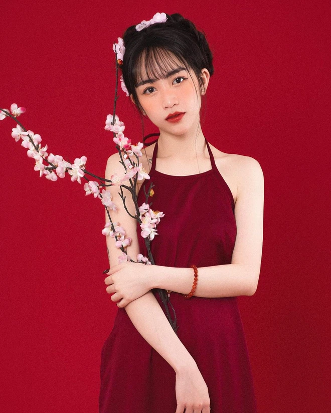 Sau khi kết hôn và có em bé, Joyce Phạm thường theo phong cách trang điểm đậm, ăn mặc trưởng thành.