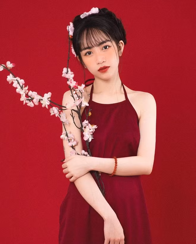 Sau khi kết hôn và có em bé, Joyce Phạm thường theo phong cách trang điểm đậm, ăn mặc trưởng thành.