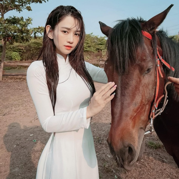 Lê Bống rất chịu khó trải nghiệm nhiều mốt thời trang khác nhau, làm mới hình ảnh trong mắt công chúng.