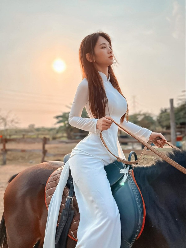 Nếu theo dõi trang cá nhân của hot girl mạng xã hội này, nhiều người phải thừa nhận rằng thời gian qua Lê Bống thay đổi khá nhiều. Không còn quá nhiều những bộ cánh gây nhức mắt mà thay vào đó là sự quyến rũ vừa sang trọng.