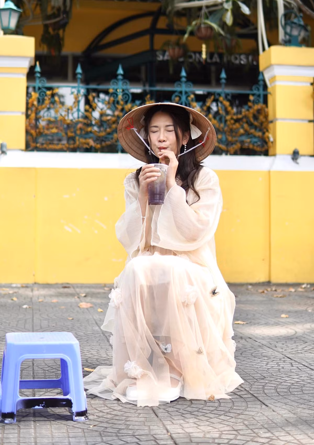 Trước đó, Lê Bống cũng từng bị “ném đá” rất nhiều bởi những hình ảnh hở hang bạo đến đỏ mặt, cũng như loạt phát ngôn thiếu muối gây sốc trên mạng xã hội.