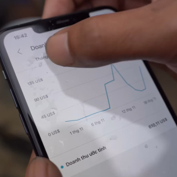 Cụ thể, đoạn clip ghi lại cảnh Lộc Fuho cùng 2 người em nấu nướng trong căn nhà cũ. Được một lúc, Youtuber chủ động cầm điện thoại, giới thiệu cho mọi người xem doanh thu của mình dạo gần đây.