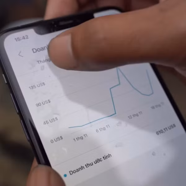 Cụ thể, đoạn clip ghi lại cảnh Lộc Fuho cùng 2 người em nấu nướng trong căn nhà cũ. Được một lúc, Youtuber chủ động cầm điện thoại, giới thiệu cho mọi người xem doanh thu của mình dạo gần đây.