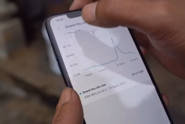 Nói đoạn, hiện tượng mạng đưa thẳng điện thoại đến camera để cho người xem tiện theo dõi doanh thu trên kênh YouTube Lộc Fuho TV.