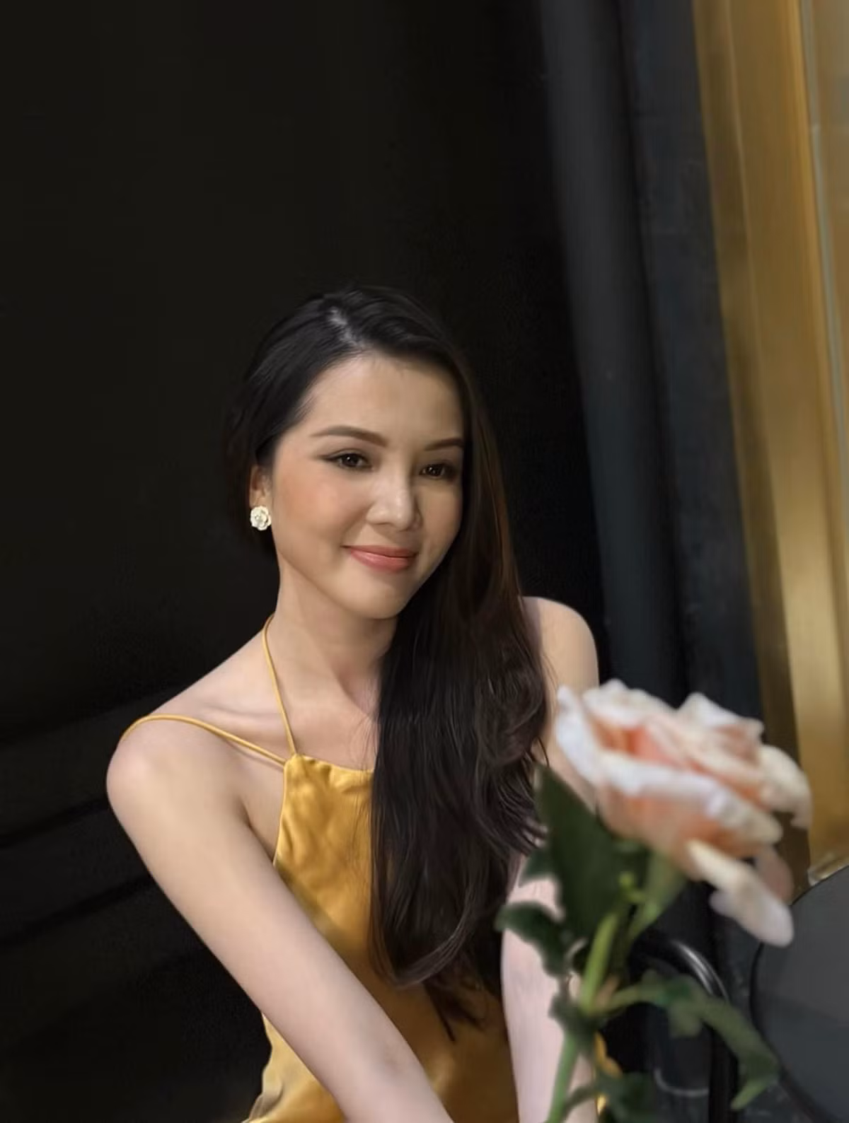 Với thân hình cân đối, Thuý Vi thường lựa chọn cho mình những trang phục trẻ trung, thanh lịch đúng với hình ảnh của một giảng viên đại học, một hoa khôi.