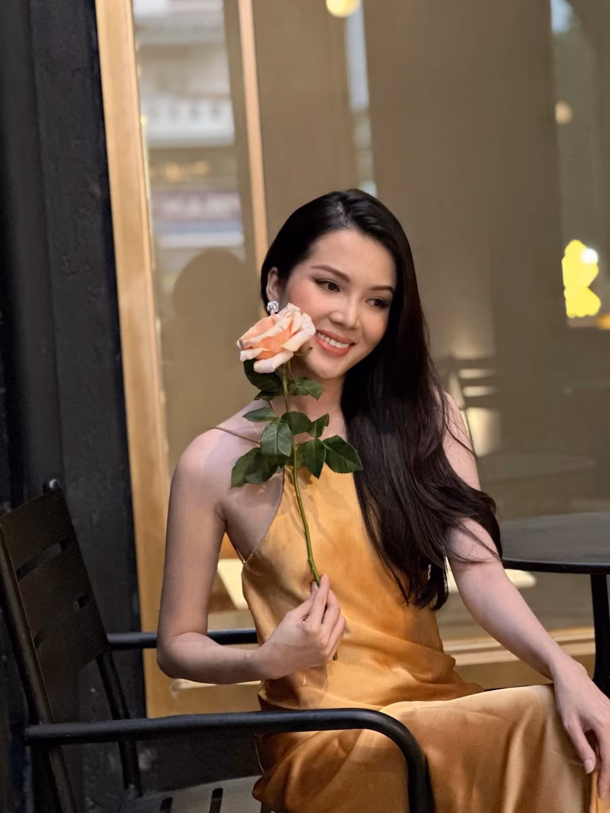 Nữ giảng viên Cần Thơ khoe võng lưng gợi cảm với váy lụa mỏng manh.