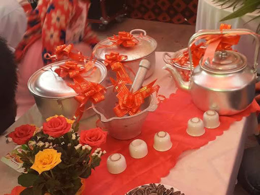 Ngoài chiếc ghế tình yêu, nhóm bạn bá đạo còn bày ra không ít những món quà troll dành cho cô dâu, chú rể.