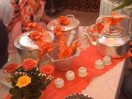 Ngoài chiếc ghế tình yêu, nhóm bạn bá đạo còn bày ra không ít những món quà troll dành cho cô dâu, chú rể.