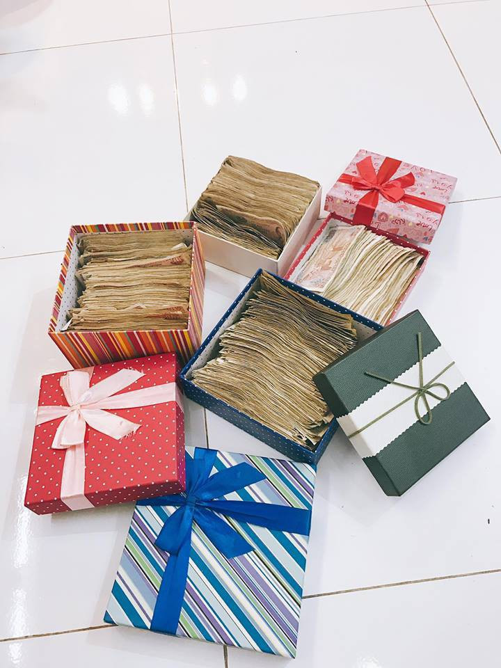 Một hộp tiền lẻ "siêu to, khủng lồ" được dân tình mừng cưới cô dâu, chú rể.