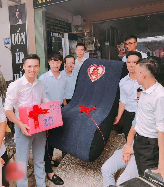 Thậm chí, nhóm bạn thân của chú rể còn cẩn thận chuẩn bị thêm cả cây hốt rác để làm quà cưới, chung vui với cô dâu - chú rể.