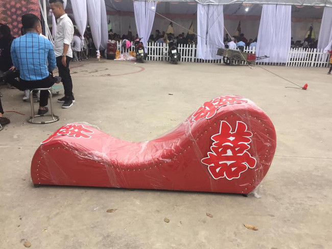 Chứng kiến màn tặng quà cưới siêu bá đạo trên, nhiều dân mạng để lại bình luận: "Chết mất, đừng bao giờ mời bạn thân đi ăn đám cưới, kiểu gì cũng bị troll kiểu này!" hay "Nhìn sơ qua có thể thấy chú rể nhà này xã giao khá phết, không mấy người có bạn thân quý mến mà làm cho điều này đâu.".