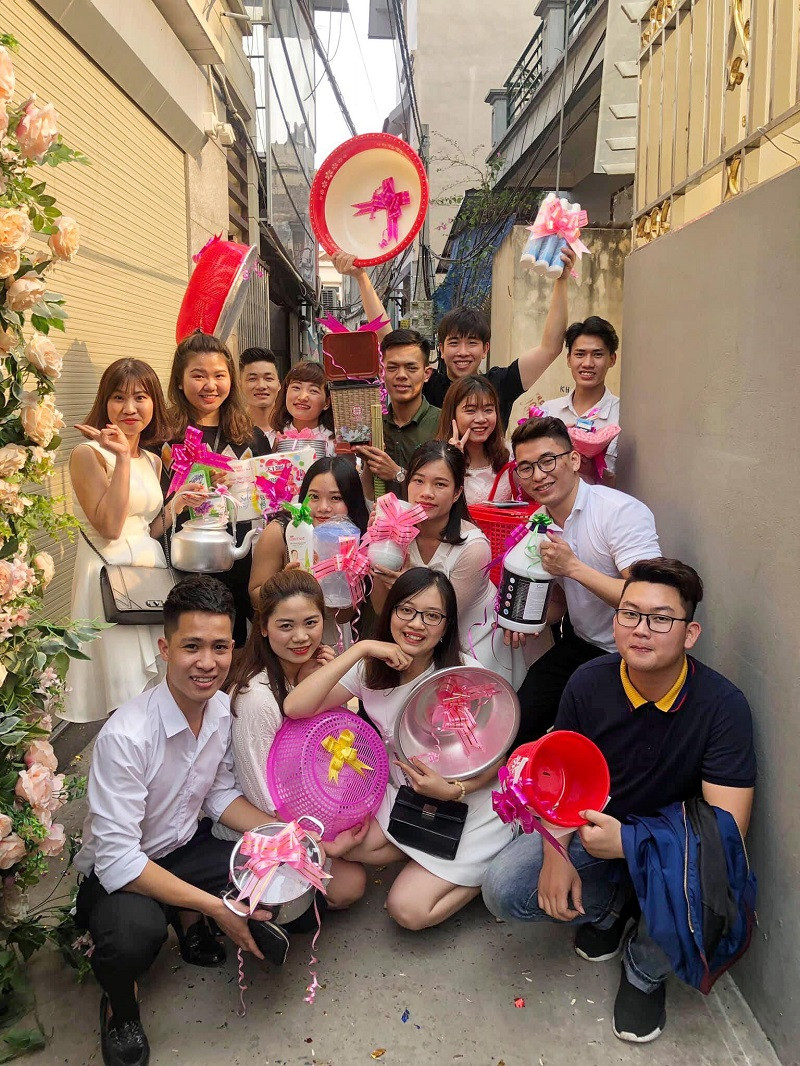 Từ xoong nồi, xô chậu cho đến cả mâm cũng được nhóm bạn thân chuẩn bị để mừng cô dâu, chú rể.
