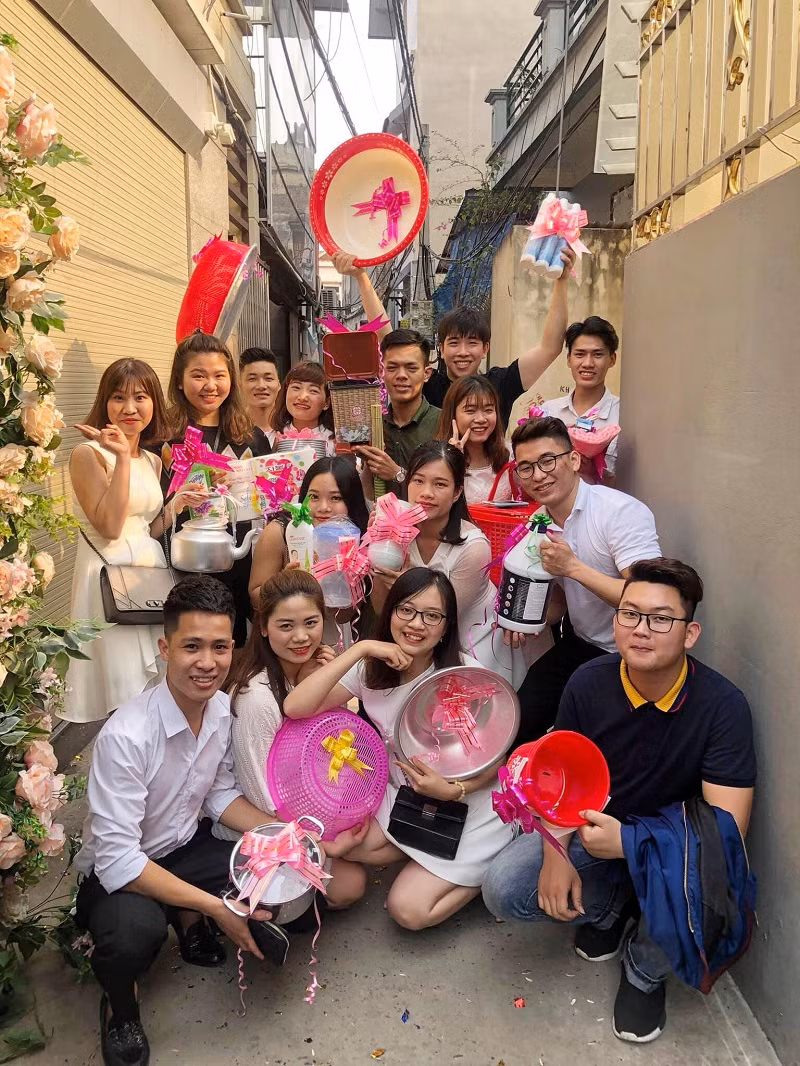 Từ xoong nồi, xô chậu cho đến cả mâm cũng được nhóm bạn thân chuẩn bị để mừng cô dâu, chú rể.